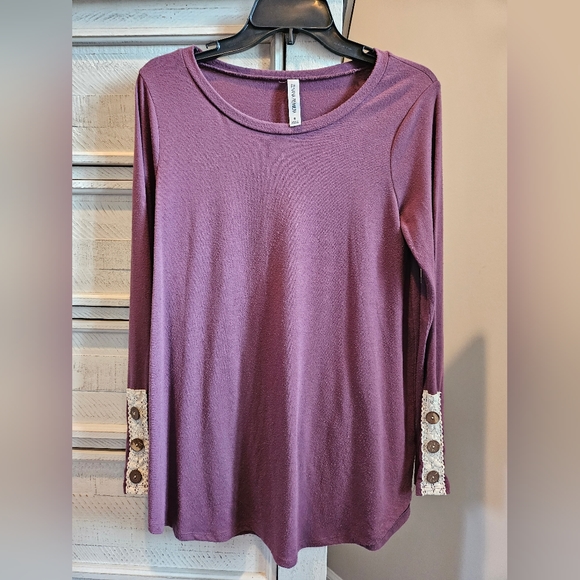 Women's Top - Picture 1 of 1